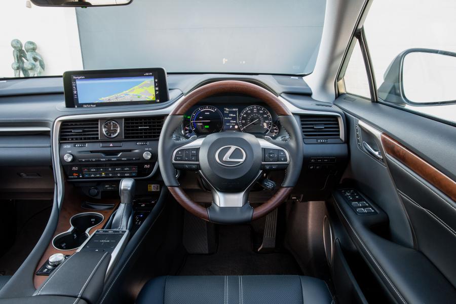 Торпедо Lexus RX450hL 2019 года  (UK) (фото 28 из 40)